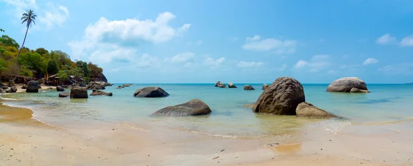 Felsige Küste auf der Insel Samui — Stockfoto