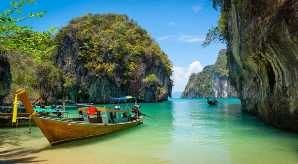 Traditional longtail boats near tropical island — Stock Photo, Image