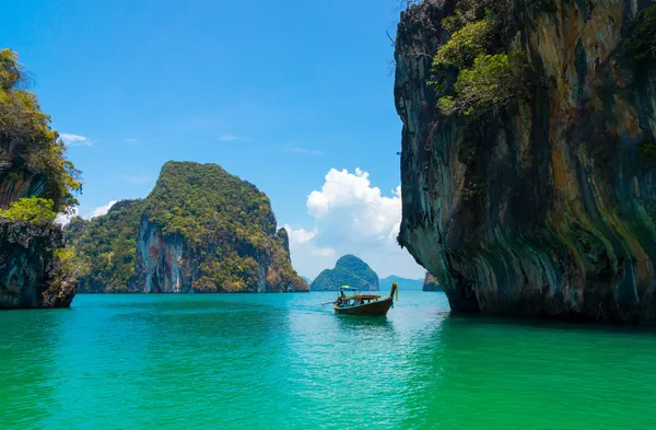 Traditional longtail boat near tropical island — Stock Photo, Image