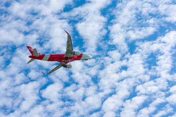 Avião AirAsia decola — Fotografia de Stock