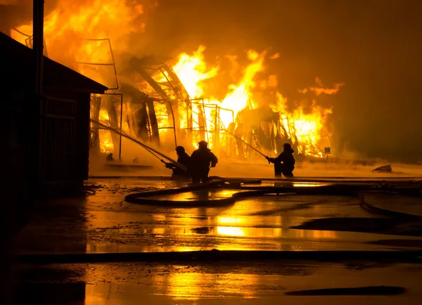 itfaiyecileri iş başında