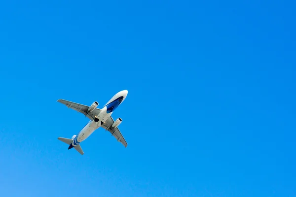 Flugzeug am Himmel — Stockfoto