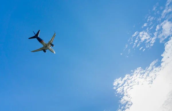 Flugzeug am Himmel — Stockfoto