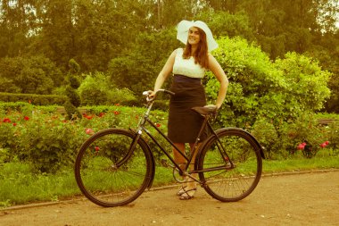 kadın parkta retro bisiklet ile poz