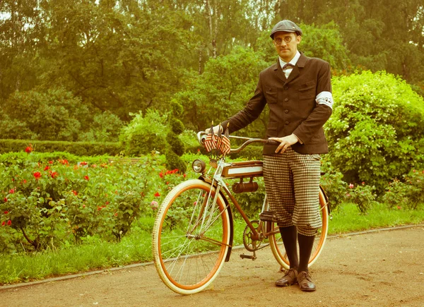 Man posing with retro bicycle in the park — Stock Photo, Image