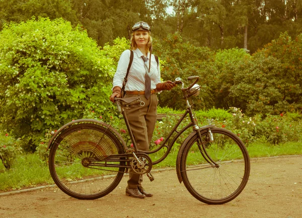 Mulher posando com bicicleta retro no parque — Fotografia de Stock