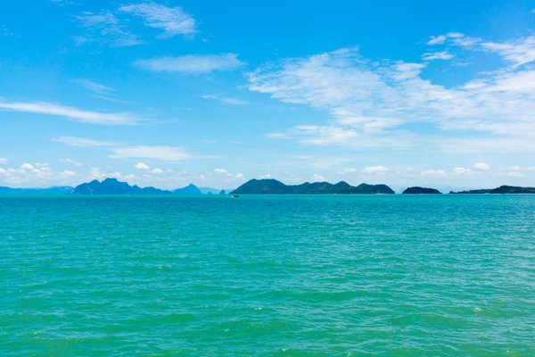 Seascape panorama malé ostrovy v Thajsku — Stock fotografie