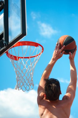 bir top basketbol oyuncu atar