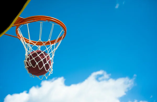 Cesta de baloncesto con pelota — Foto de Stock