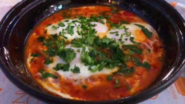 Sıcak yemek kasesinde kaynıyor.