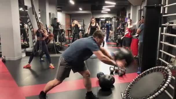 Sportmensen trainen in een moderne fitnessruimte — Stockvideo