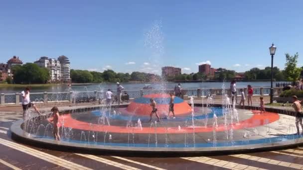 Kinder spielen im Brunnen am Damm — Stockvideo