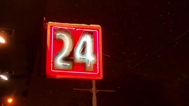 Neon tecken på 24 timmars butik — Stockvideo