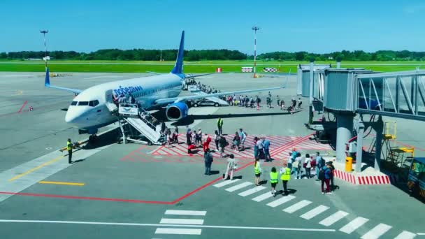 A repülőtéren felszálló személyek — Stock videók