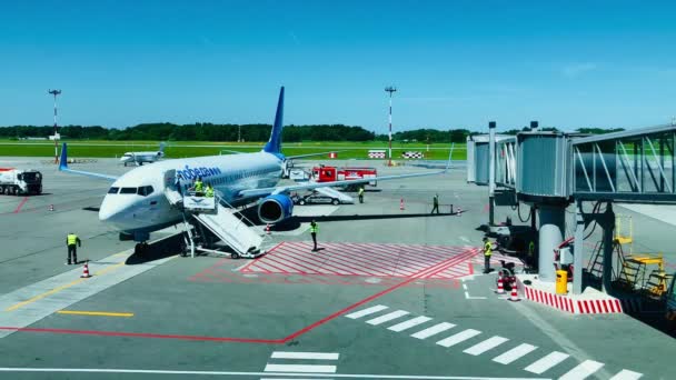 Passagiere verlassen Flugzeug auf Flugplatz — Stockvideo