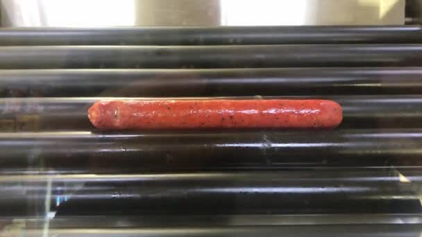 Frittura di salsiccia sul fornello per hot dog — Video Stock