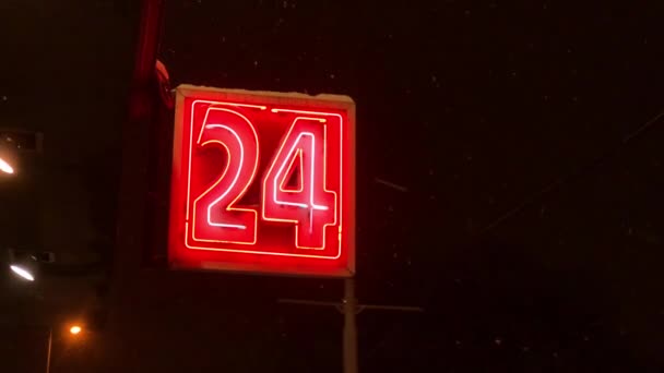 Neon teken van 24 uur winkel — Stockvideo