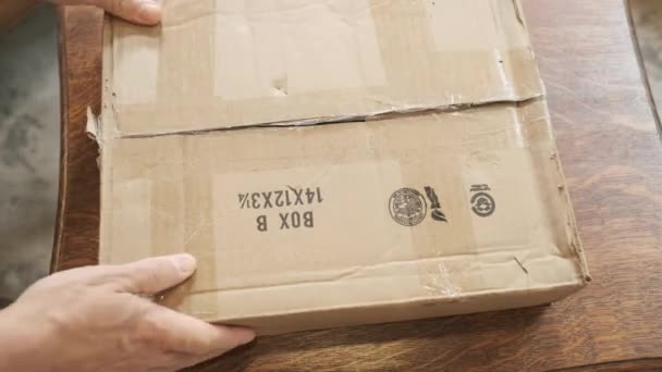 Коп людина розпаковує доставлені відеокарти — стокове відео