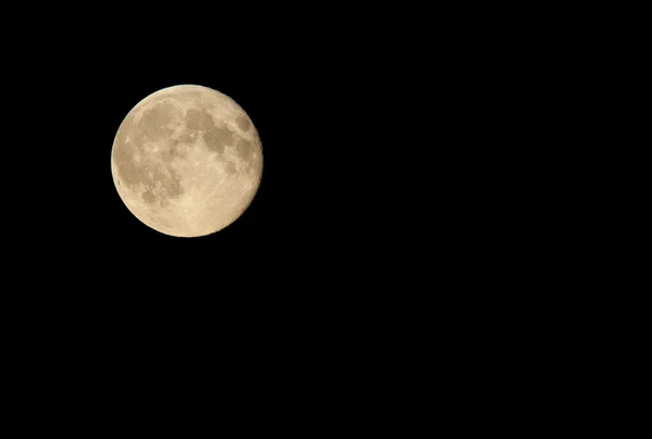 Lua cheia no céu noturno — Fotografia de Stock