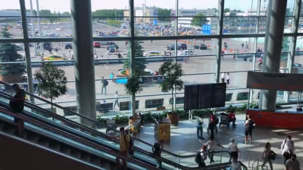 Pessoas no moderno terminal de aeroporto — Vídeo de Stock