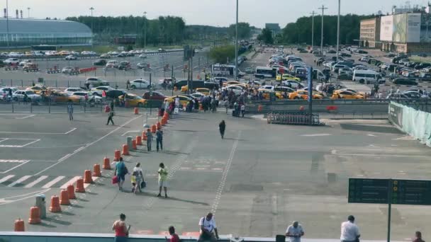 Folk går på parkeringsplads i nærheden af lufthavnen – Stock-video