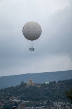 Gri gökyüzünde sıcak hava balonu
