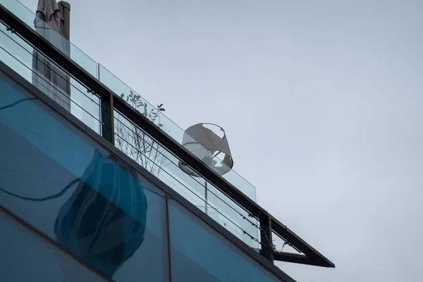 Lampe auf der Terrasse des modernen Gebäudes — Stockfoto