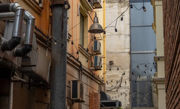 Lampa věnce visí na staré ulici — Stock fotografie