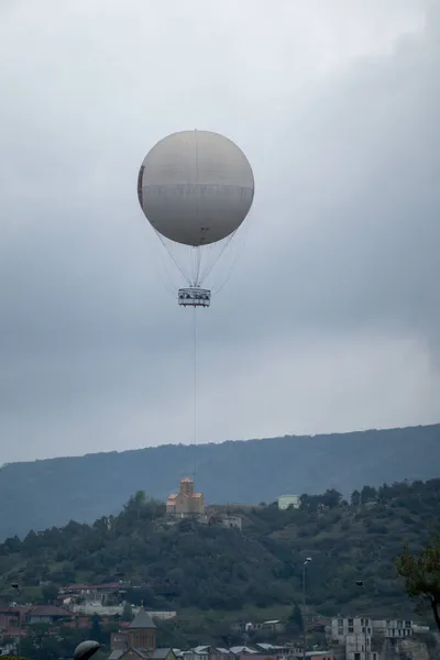 Hot air balloon in gray sky — Stock Photo, Image