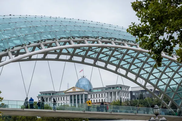 Пешеходный мост и президентский дворец в городе — стоковое фото