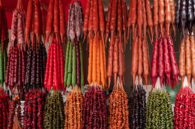 Marketteki çeşitli renkli kilise kiliseleri.