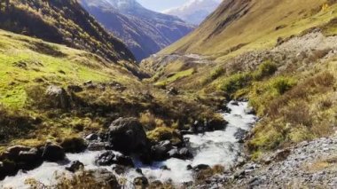 Dağların ortasındaki vadide hızlı dere