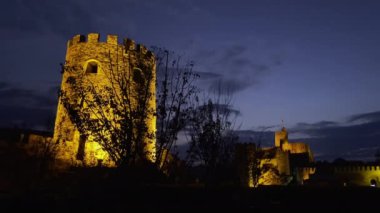 Gece gökyüzüne karşı Ortaçağ kalesi