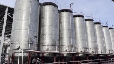Şarap mahzeninin dışında fermantasyon tankları