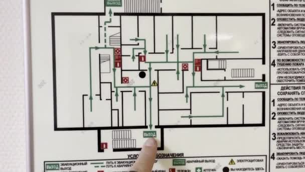 Człowiek jest studiowanie plan ewakuacji w razie pożaru — Wideo stockowe