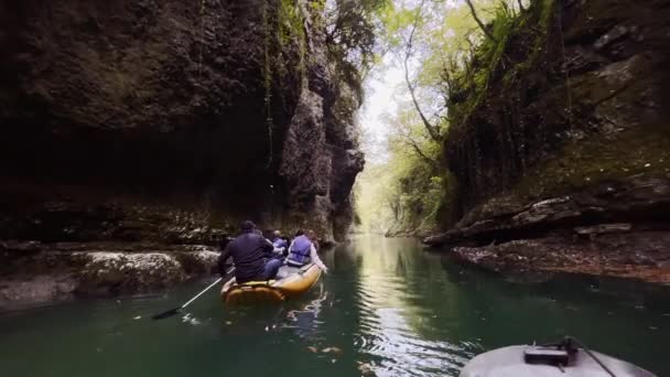 Persona a caballo barco con grupo de turistas — Vídeo de stock