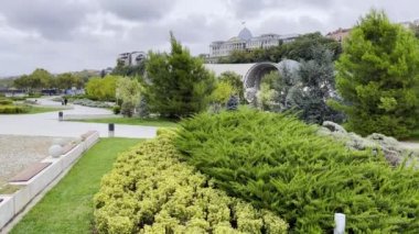 Hükümet binalarının dışındaki modern park