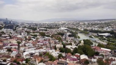 Bulutlu bir günde şehir ve nehir