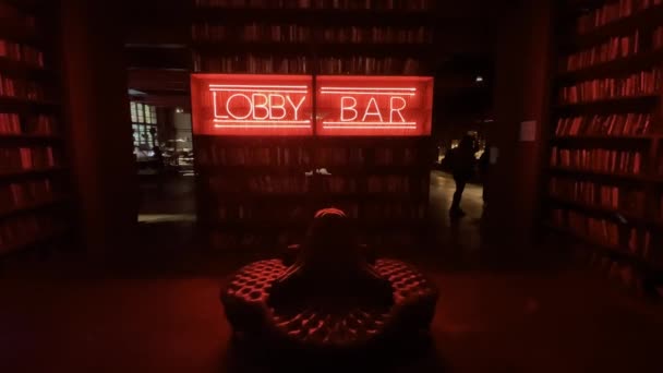 Panneau néon à l'intérieur bar sombre — Video