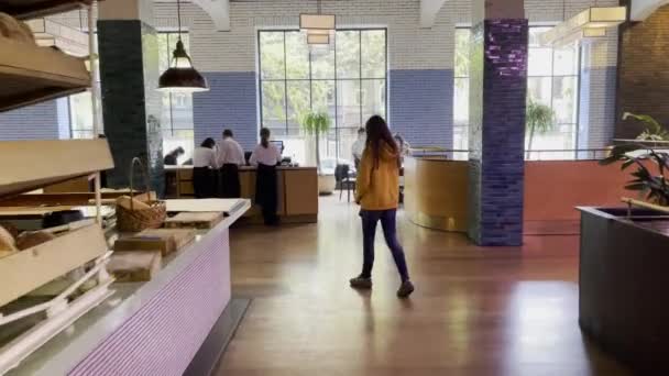 Interieur van modern coworking restaurant — Stockvideo