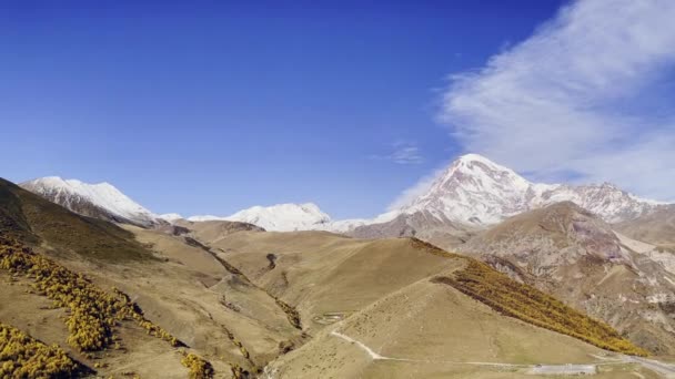 Montagnes enneigées contre ciel nuageux — Video