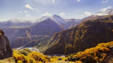 Güneşli sonbahar gününde dağ sırtı
