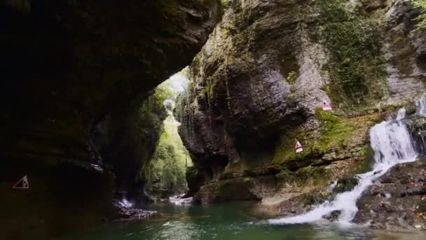 Mossy cañón con cascada limpia — Vídeo de stock
