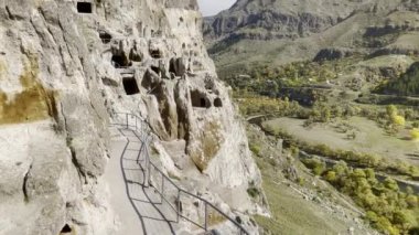 Yaşlanmış mağara manastırının dışı.