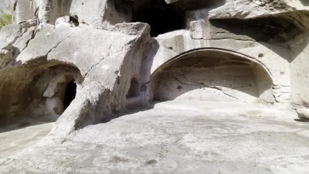 Extérieur de l'ancien monastère de grotte — Video