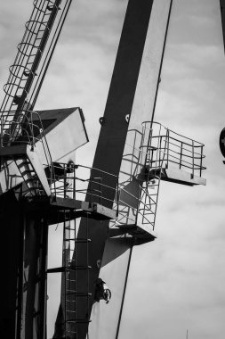 Merdivenli metal endüstriyel yapı