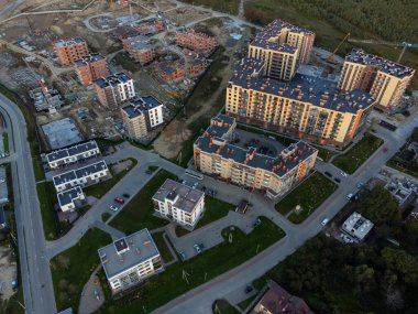 Modern binaları olan iyi gelişmiş bir yerleşim bölgesi.