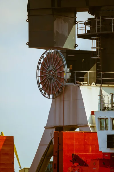 Slang buiten modern industrieel schip — Stockfoto