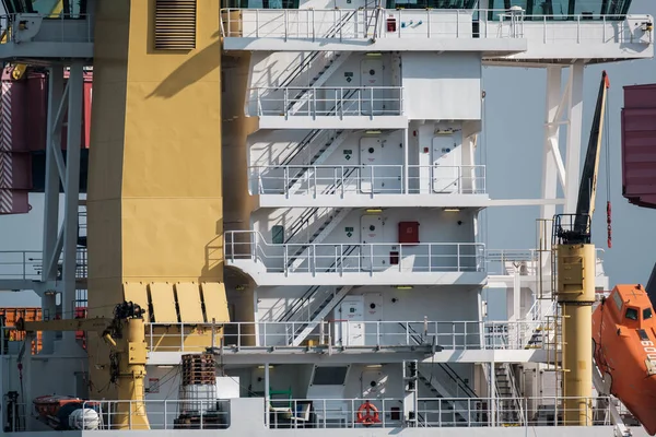 Slang buiten modern industrieel schip — Stockfoto