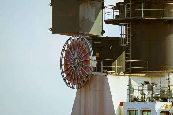 Шланг за пределами современного промышленного корабля — стоковое фото